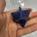 Detailopname van een natuurlijke blauwe lapis lazuli Merkaba kristallen ster in een hand gehouden - 40mm / Lapis Lazuli