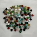 Vue macro de cabochons en pierre naturelle colorée en forme de cœur pour bijoux DIY - 10mm / Multicolore