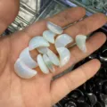 20 mm maanvormige opaliet gepolijste edelstenen voor huisdecoratie - 20x6mm / Opalite