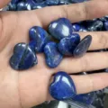 Polierter herzförmiger blauer Natursteinschmuck für Wohndekoration und Meditation - 20x6mm / Lapislazuli