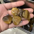 25mm natural tiger eye stone heart-shaped pendant with polished golden brown finish - 25*6mm / Tiger's Eye