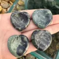 Detaillierte Nahaufnahme von herzförmigen Daumensteinen mit natürlichen grünen Mustern - Green Turquoise / 30mm