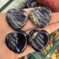 Makroansicht von vier polierten herzförmigen blauen Sodalith-Sorgensteinen zur Entspannung - Blauer Sodalith / 30mm
