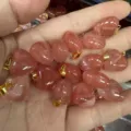 16mm herzförmige rosa Quarzkristall-Anhänger mit Goldverschlüssen - 16x9mm / Wassermelonenrot