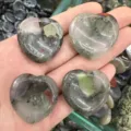 Handgehaltene herzförmige Naturkristall-Sorgensteine mit Moosachat-Muster - Afrikanischer Blutstein