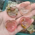Natürliche herzförmige Rosenquarz-Daumensteine zur Heilung und DIY-Schmuckherstellung - Wassermelonenschale