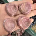 Natürlicher rosa Quarz Herz Daumenstein Sorgenstein zur Angstlinderung und DIY Schmuck - Rhodonit (1 Stück)