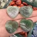 Grüner herzförmiger Daumenstein natürlicher Sorgenstein für DIY-Schmuck - Paarse Fluoriet (Einzelstück)