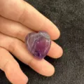 Gros plan détaillé d'une pierre d'agate violette en forme de cœur, textures naturelles. - Améthyste / 8mm