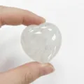 Natürlicher herzförmiger Bergkristall-Schmuckstein, zur Größendarstellung in der Hand gehalten - 20x6mm / Weiß Kristall