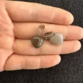 Set mit zwei 12 mm herzförmigen Natursteinen Anhängern für DIY-Schmuck und Ketten basteln - 12x6mm / Indischer Achat