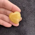 Détail macro d'une pierre d'agate naturelle jaune en forme de cœur pour bijoux DIY - Topaze / 10mm