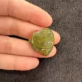 Vue détaillée d'un cabochon en pierre naturelle unakite en forme de cœur pour bijoux - Unakite / 10mm