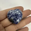 Natürliches blau-weiß gemustertes sodalith herzförmiges Kristall-Stein Ornament Deko - 20x6mm / Blaupunktstein