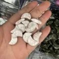 20mm maanvormige witte howliet natuursteen hanger voor DIY sieraden maken en huisdecoratie - 20x6mm / Witte Howliet met Gele Lijnen