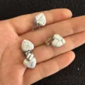 Natürlicher 12mm herzförmiger Anhänger aus weißem Howlith-Stein mit Metallöse für Halsketten - 12x6mm / Natürlicher Weißer Türkis