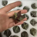 Merkaba-Stern-Ornament aus Naturstein in grünem und rotem Unakit-Stein - 40mm / Drachenblutstein