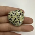 Herzförmiger Dalmatiner-Jaspis Naturstein mit schwarzen Punkten - Herz / 20x6mm / Gepunkteter Stein