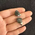 12mm herzförmiger Naturstein-Anhänger in Dunkelgrün mit versilberter Metallöse - 12x6mm / Afrikanischer Blutstein