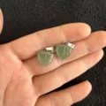Ein Paar 12mm hellgrüne Naturstein Herzanhänger mit silbernen Ösen für Halsketten - 12x6mm / Grüner Aventurin
