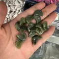 Gepolijste groene natuursteen maan hanger voor doe-het-zelf handwerk en decoratie - 20x6mm / Donkere Zuidelijke Jade
