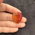 Pierre d'agate cornaline naturelle en forme de cœur tenue en main pour la création de bijoux - Agate rouge / 8mm