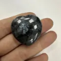 Herzförmiger Labradorit-Naturstein mit blauem Blitz für elegante Heimdekoration - 20x6mm (Einzelstück) / Larvikit