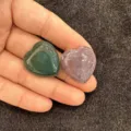Deux pierres d'agate naturelle en forme de cœur vertes et violettes pour la création de bijoux - 10mm / Agate d'Inde