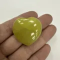 Gelb-grüner Naturstein-Herz Kristall geschnitzter Edelstein für Heimdeko und Heilung - 20x6mm (Einzelstück) / Zitronenstein
