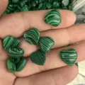 Cabochons en pierre d'agate à motif malachite rayé vert en forme de cœur pour bijoux DIY - 10mm / Pierre de Malachite