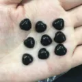 Petites pierres d'agate noire en forme de cœur pour la création de bijoux sur une paume - Face de Cœur / 10mm / Agate noire