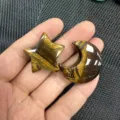 Detailansicht von Stern- und Mondsteinen aus Tigerauge für DIY-Schmuckbastelarbeiten. - Tiger's Eye (Star + Moon) / Ca. 30*8mm