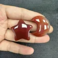 Nahaufnahme von polierten roten Achatsteinen in Stern- und Halbmondform für Schmuck - Red Agate (Star + Moon) / Ca. 30*8mm