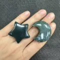 Detailansicht von dunkelgrünen Moosachat-Natursteinen in Form von Mond und Sternen - Indian Agate (Star + Moon) / Ca. 30*8mm