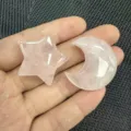 Polierter Rosenquarz-Stern und Mondstein in der Hand, Maßstab und Detailansicht - Rose Quartz (Star + Moon) / Ca. 30*8mm