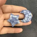 Detailaufnahme von handgehaltenen Anhängern aus blauem Naturstein in Stern- und Mondform - Blue Spot Stone (Star + Moon) / Ca. 30*8mm