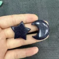 Detailansicht von Stern- und Mondanhängern aus blauem Sandstein - Blue Sandstone (Star + Moon) / Ca. 30*8mm