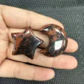 Detaillierte Nahaufnahme von polierten Naturstein-Ornamenten in Mond- und Sternform - Stern und Mond Set / Ca. 30*8mm / Mahagoni-Obsidian-Farbe