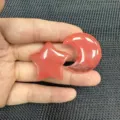 Detailaufnahme von rosa Naturstein-Stern- und Mondanhängern für DIY-Schmuckzubehör - Stern und Mond Set / Ca. 30*8mm / Wassermelonenrot