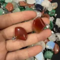 Exquisiter 18mm roter Achat fächerförmiger Steinanhänger mit Silberöse für die Schmuckherstellung - Roter Achat