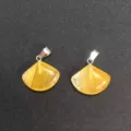 Gelber 18 mm fächerförmiger Ginkgoblatt-Steinanhänger mit Silberbügel für Halsketten - Achat