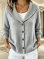 Detailansicht der stylischen einfarbigen Strickjacke mit Schalkragen, Knöpfen und Ärmeln. - S / Grau