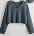 Top corto a maniche lunghe con scollo a V in maglia waffle grigio scuro, stile autunnale. - Blu navy