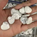 Pierres en howlite blanche naturelle de 20 mm en forme de coeur, tenues en main - Pierre en Vrac 20mm*6mm / Howlite Blanche