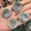 Polierte herzförmige graue Naturstein-Sorgensteine für handgefertigten DIY-Schmuck - Labradorit
