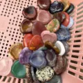 Sortierte natürliche Kristall-Herz-Sorgensteine für Daumenmassage und DIY-Handwerk - Mehrfarbig