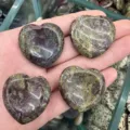 Herzförmiger Drachenblutstein-Sorgenstein für Meditation und Heilung - Grün gemusterter Stein