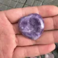 Natürlicher violetter Amethyst-Herz-Sorgenstein für Meditation und DIY - Lilastein