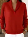 Vue détaillée du pull en tricot rouge avec col châle et manches longues et texture côtelée fine. - S / Hauts / Rouge