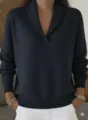 Vista dettagliata del maglione in maglia blu scuro con scollo a V e maniche lunghe. - Blu navy